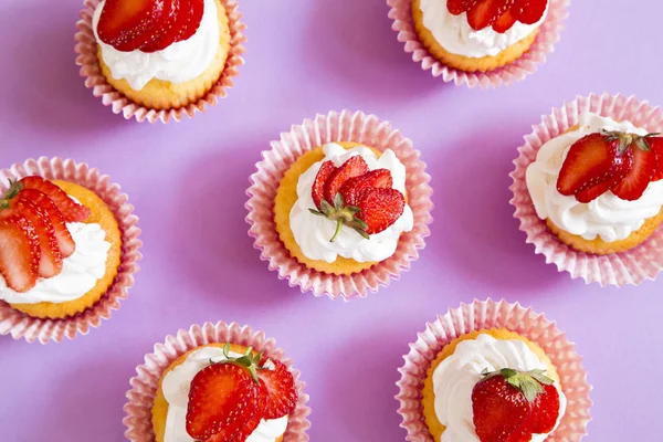 Cupcakes de morango no fundo roxo — Fotografia de Stock