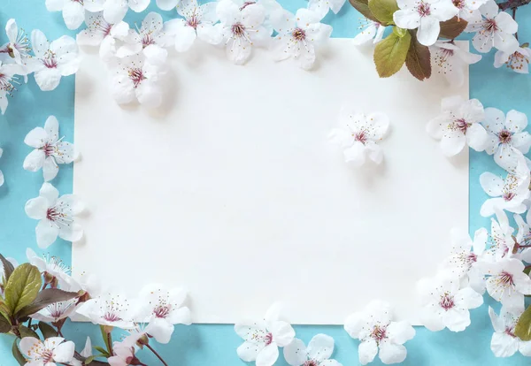 Mensaje Blanco Con Una Flor Primavera — Foto de Stock