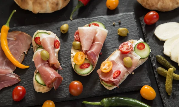 Prosciutto Canapes Auf Granitplatte Draufsicht — Stockfoto