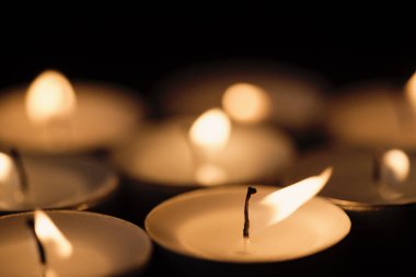 Mumları karanlıkta yakıyorum. 