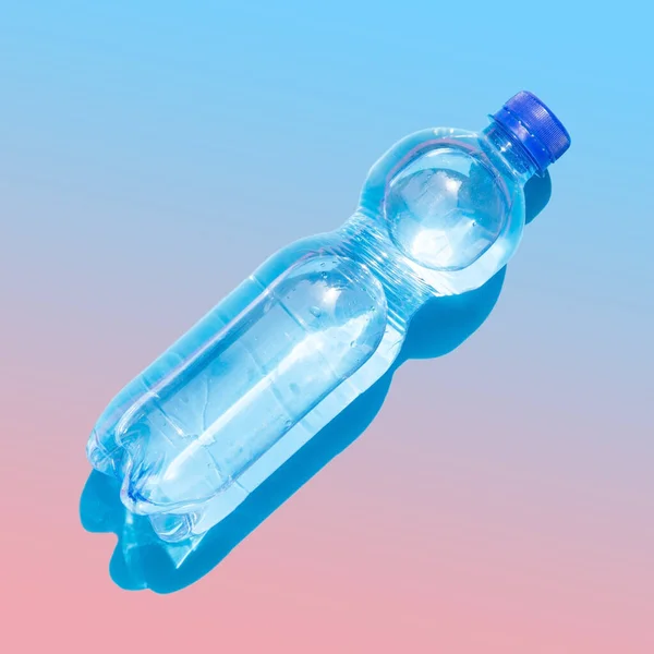 Μπουκάλι Μεταλλικό Νερό Μπλε Και Ροζ Φόντο — Φωτογραφία Αρχείου