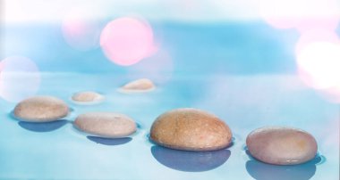 Mavi suda Zen çakıl taşları