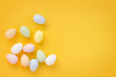 Sarı arka planda Paskalya yumurtaları