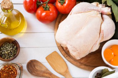 Çiğ tavuk ve taze sebze ve baharat.