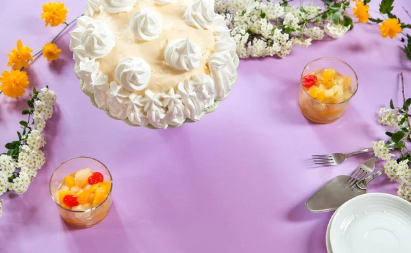 Pastel Capa Fruta Con Flores Primavera — Foto de Stock