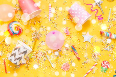 Sarı arkaplanda parti aksesuarı - üst görünüm