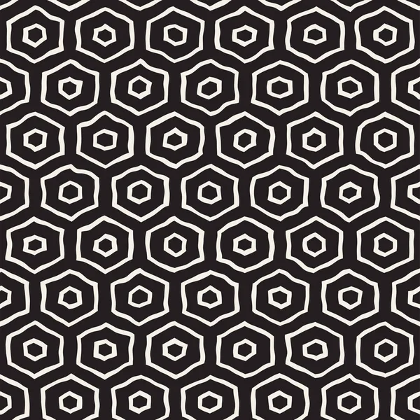Modèle noir et blanc sans couture avec treillis hexagonal. Fond créatif monochrome en nid d'abeille dessiné à la main . — Image vectorielle