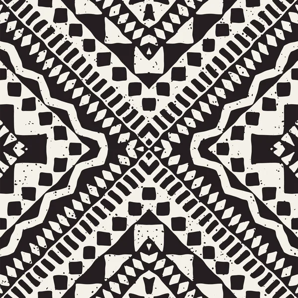 Black and white tribal vector seamless pattern with doodle elements. Aztec abstract art print. Ethnic ornamental hand drawn backdrop. — Stock Vector