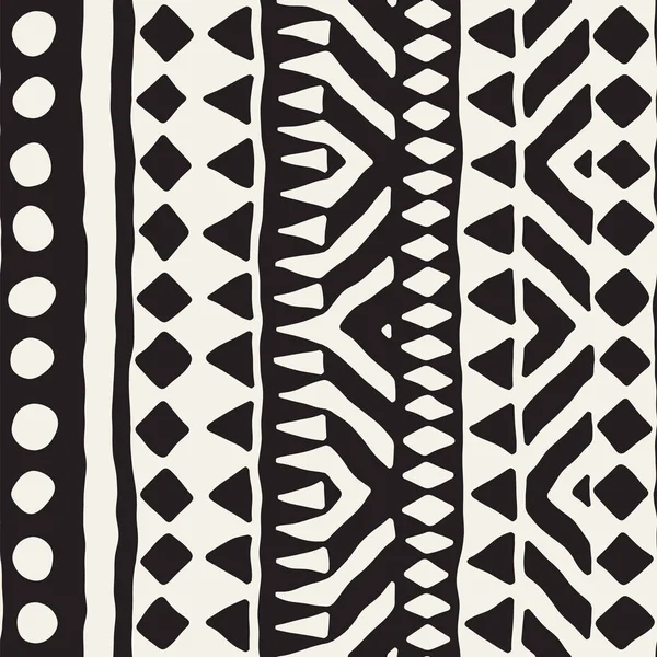 Black and white tribal vector seamless pattern with doodle elements. Aztec abstract art print. Ethnic ornamental hand drawn backdrop. — Stock Vector