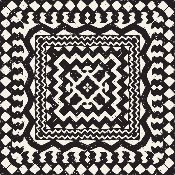 Svart och vit tribal vektor sömlösa mönster med doodle element. Aztec abstrakt konst ut. Etniska prydnads hand dras bakgrund. — Stock vektor