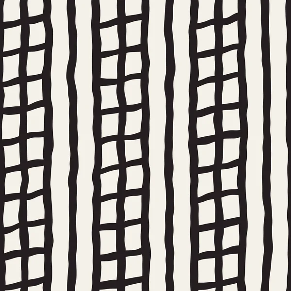 Naadloze patroon met hand getrokken penseelstreken te wijzigen. Inkt doodle illustratie. Geometrische monochroom vector patroon. — Stockvector