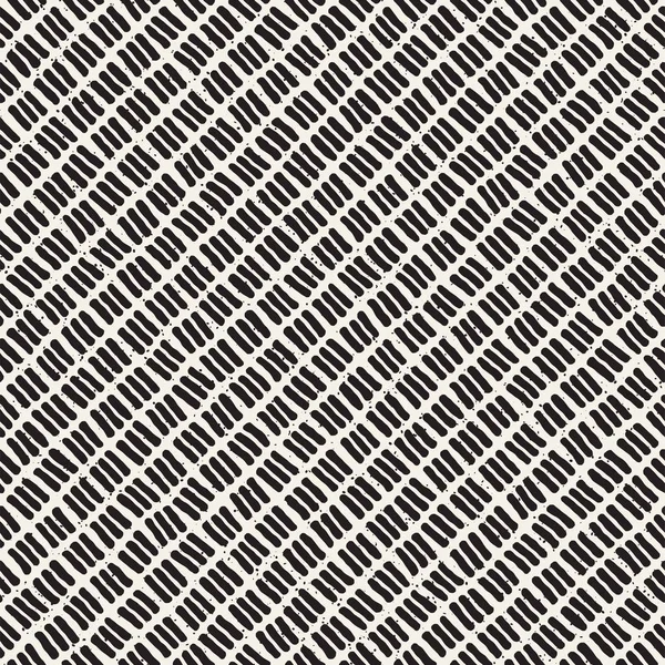Naadloze patroon met hand getrokken lijnen. Abstracte achtergrond met freehand penseelstreken te wijzigen. Zwart-wit patroon. Sieraad voor inpakpapier. — Stockvector