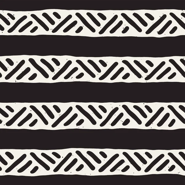 Hand getekende stijl etnische naadloze patroon. Abstracte geometrische betegeling achtergrond in zwart-wit. — Stockvector