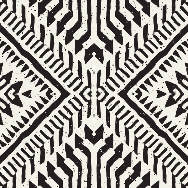 Black and white tribal vector seamless pattern with doodle elements. Aztec abstract art print. Ethnic ornamental hand drawn backdrop. — Stock Vector