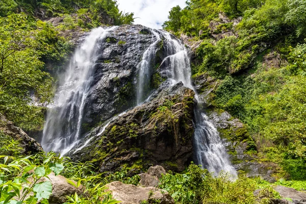 Πανέμορφο καταρράκτη στο τροπικό δάσος, Klong Lan εθνικό πάρκο Kampangpetch, Ταϊλάνδη — Φωτογραφία Αρχείου