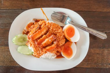 Ahşap arka plan üzerinde pirinç gevrek domuz eti.