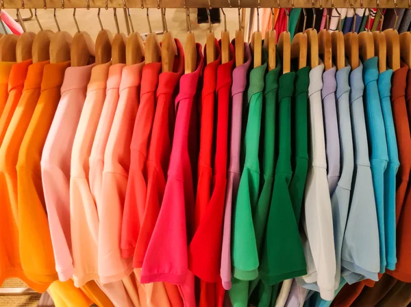 Kolorowe męskich ubrań na wieszakach w sklepie. — Zdjęcie stockowe
