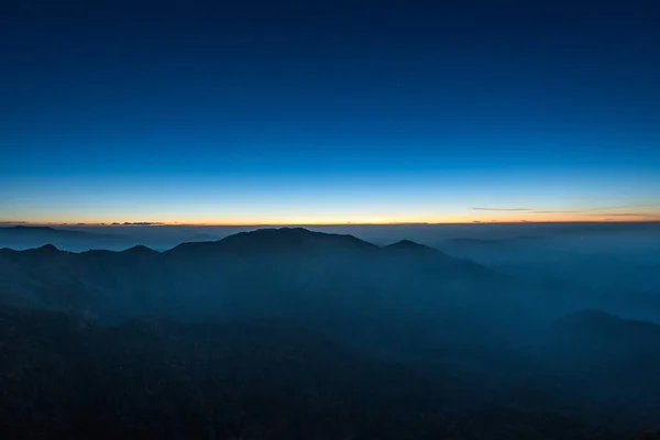 Montanhas noturnas antes do nascer do sol em Kanchanaburi, Tailândia . — Fotografia de Stock