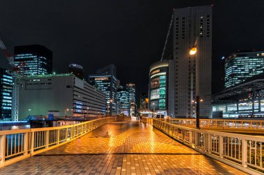 Gece cityscape Osaka city, Japonya.