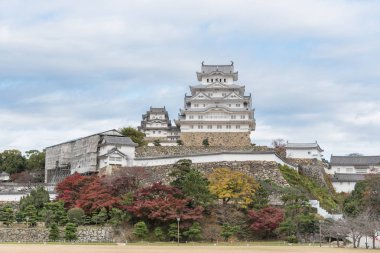 Himeji Kalesi tarihi dönüm noktası ile bulutlu. Hyogo, Japonya.