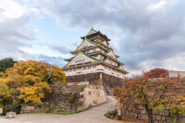 Osaka Kalesi ile sonbahar yaprakları, Osaka ili, Japonya, UNESCO Dünya Miras Listesi.