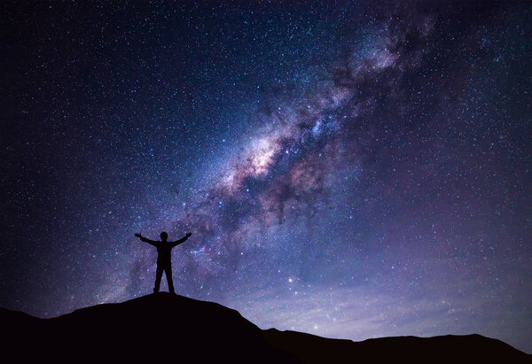 Пейзаж Млечного пути. Силуэт счастливого человека, стоящего на вершине горы с ночным небом и яркой звездой на фоне
. 