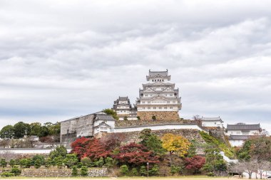 Himeji Kalesi tarihi dönüm noktası ile bulutlu. Hyogo, Japonya.