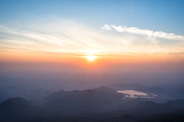 Velký východ slunce nad horské údolí a ranní mlhy. — Stock fotografie