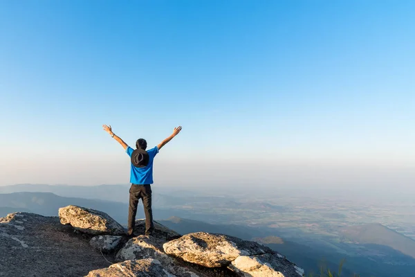Πεζοπόρος άνθρωπο με ανοιγμένα χέρι στην κορυφή του βουνού και απολαύστε τη θέα στην κοιλάδα. — Φωτογραφία Αρχείου