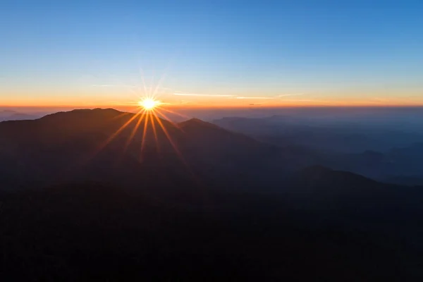 Cielo y montañas después del amanecer en Kanchanaburi, Tailandia . — Foto de Stock