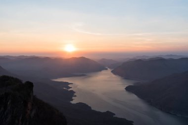 Mae Ping nehir bakış. Göl ve dağ Sunrise.