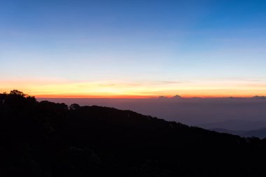 Gölge'karanlık dağlarında üzerinde güneş doğmadan önce açık gökyüzü üzerinde Alacakaranlık.
