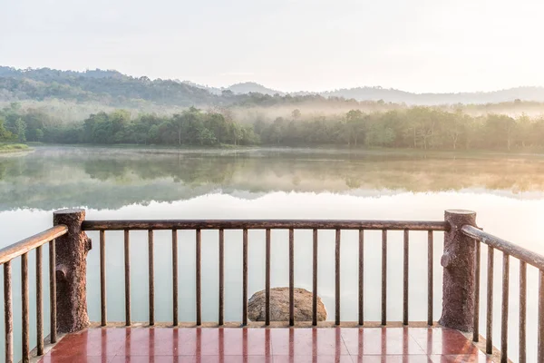 Увлажненный балкон перед озером по утрам . — стоковое фото
