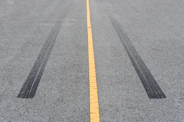 Lastik izleri, asfalt yol üzerinde tekerlek iz.