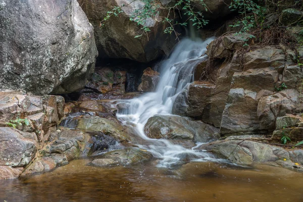 Huai Yang. Pequena cachoeira com movimento de água na floresta tropical profunda — Fotografia de Stock