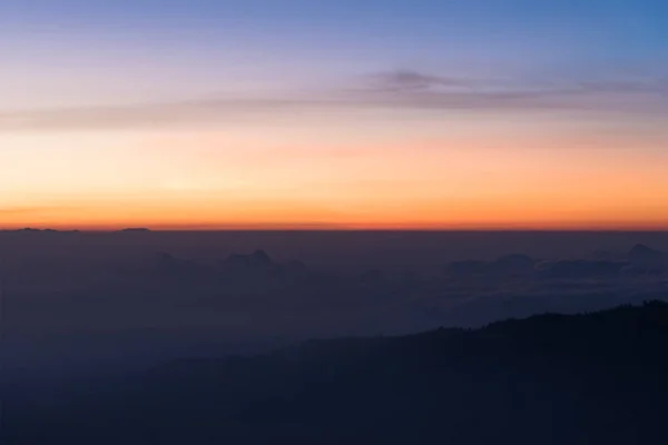 Colorido de cielo claro y montaña por la mañana . — Foto de Stock