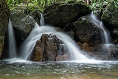 Krak-E-Dok şelale ve yağmur ormanı dağ Khao Yai Milli Parkı, Tayland.