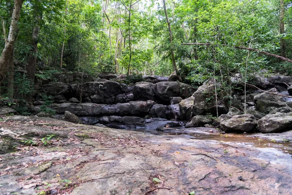 Сухий водоспад у тропічному тропічному лісі влітку . — стокове фото