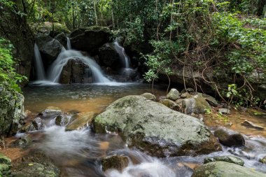 Krak-E-Dok şelale ve yağmur ormanı dağ Khao Yai Milli Parkı, Tayland.