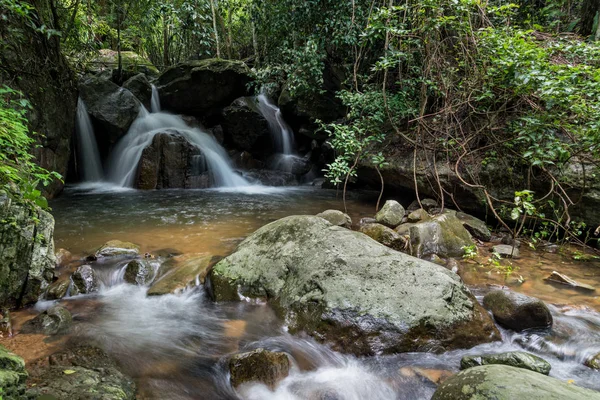 Крок-Е-Dok водоспадом та дощу на гори національного парку Кхао Яї, Таїланд. — стокове фото