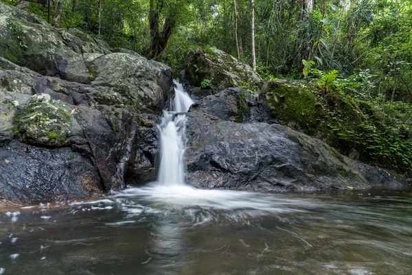 Кво Kod водоспад в тропічному лісі на Као Яй Національний парк, Tha — стокове фото