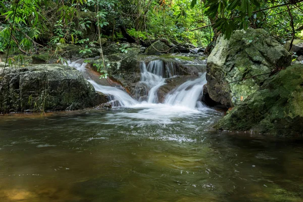 Крок-Е-Dok водоспад і тропічних лісів на горі в Као Яй Nat — стокове фото