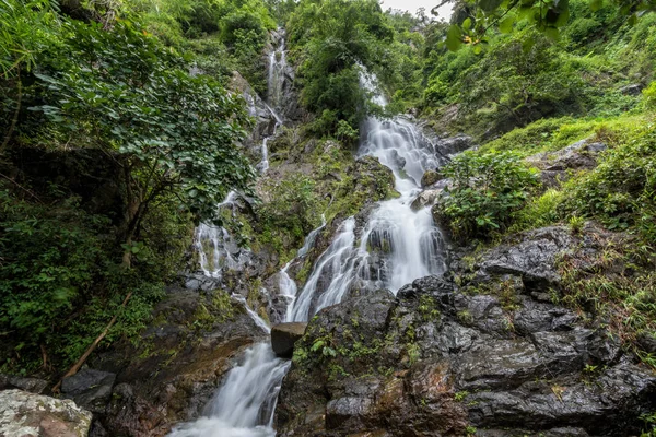 Krok-E-Dok cachoeira e floresta de chuva na montanha em Khao Yai Nat — Fotografia de Stock
