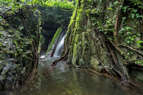 Крок-Е-Dok водоспадом та дощу на гори національного парку Кхао Яї, Таїланд. — стокове фото