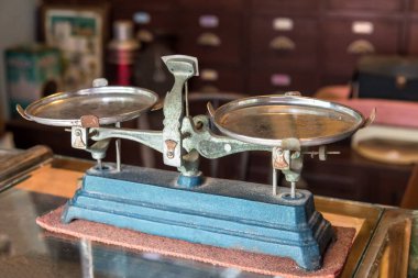 Mavi antik denge ölçeği ile uyuşturucu çekmece bir eczane kullanılan arka plan üzerinde.