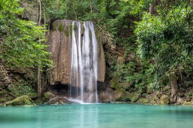 Erawan şelale derin orman, Erawan Milli Parkı, Kanchanaburi, Tayland.