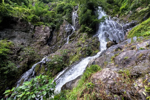 Krok-E-Dok cachoeira e floresta tropical na montanha no Parque Nacional Khao Yai, Tailândia . — Fotografia de Stock