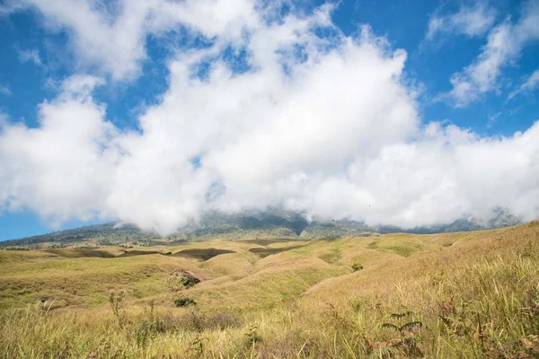 Поле горы и саванны с облаком и голубым небом. Гора Феджани, остров Ломбок, Индонезия . — стоковое фото