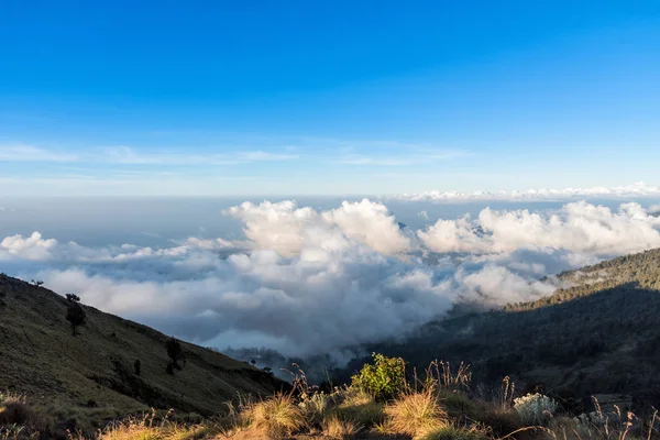 Bulut ve dağ manzaralı Rinjani dağ, Lombok Adası, Endonezya dan yukarıda.