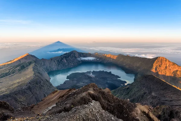 Mount Rinjani, aktif yanardağ ve krater Gölü toplayan gündoğumu, Lombok - Endonezya Zirvesi'nde üzerinden.